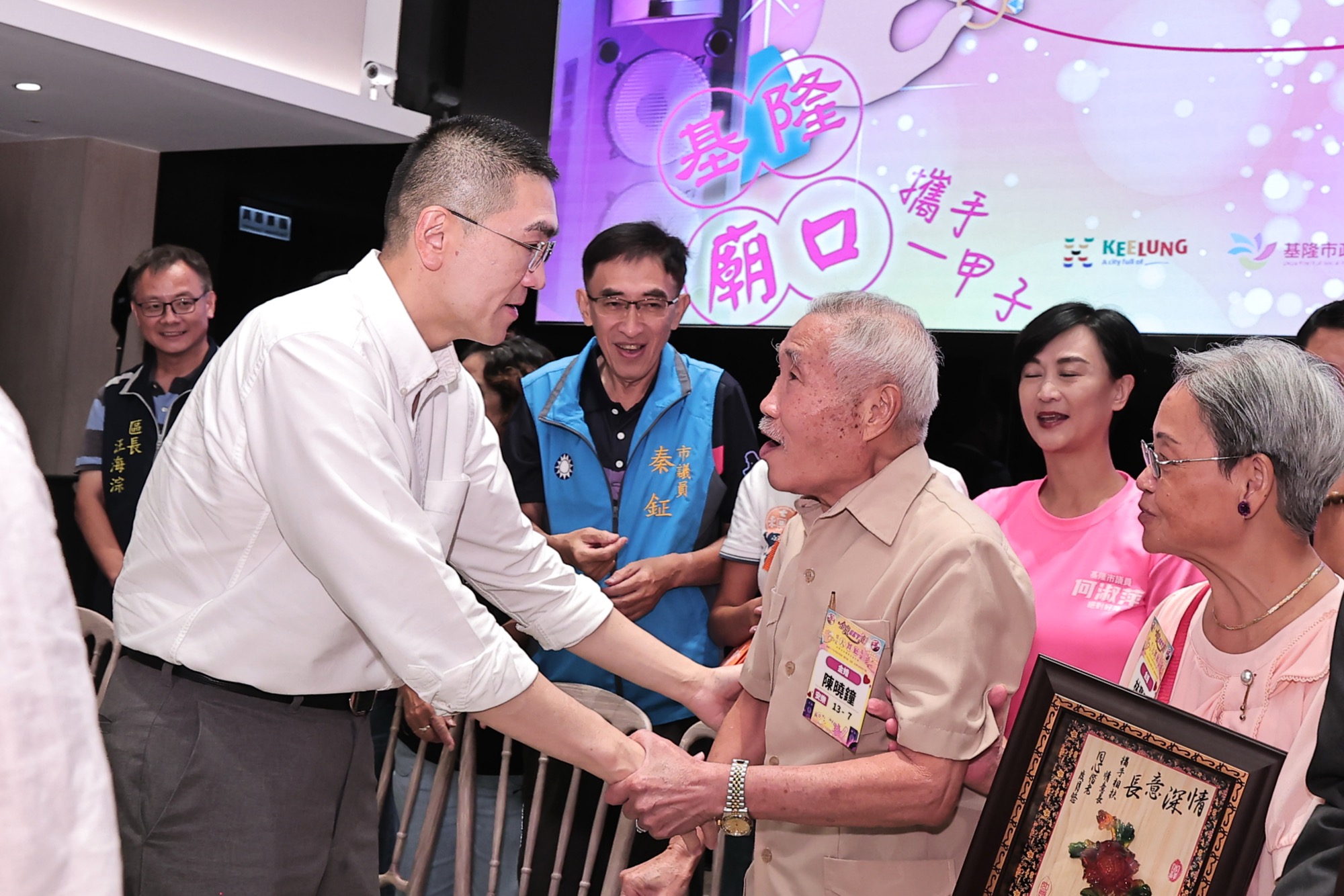 市長謝國樑與受表揚長輩握手致意
