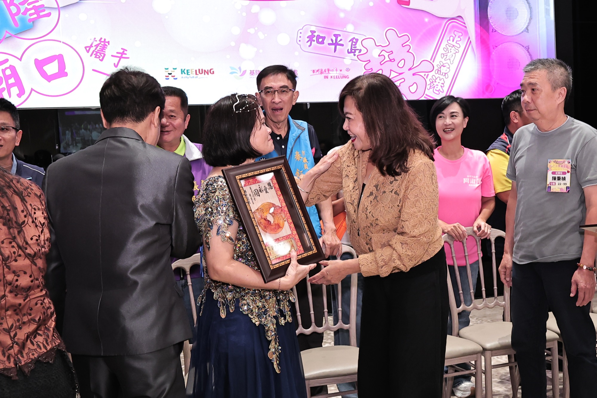 副市長邱佩琳向受表揚佳偶道賀