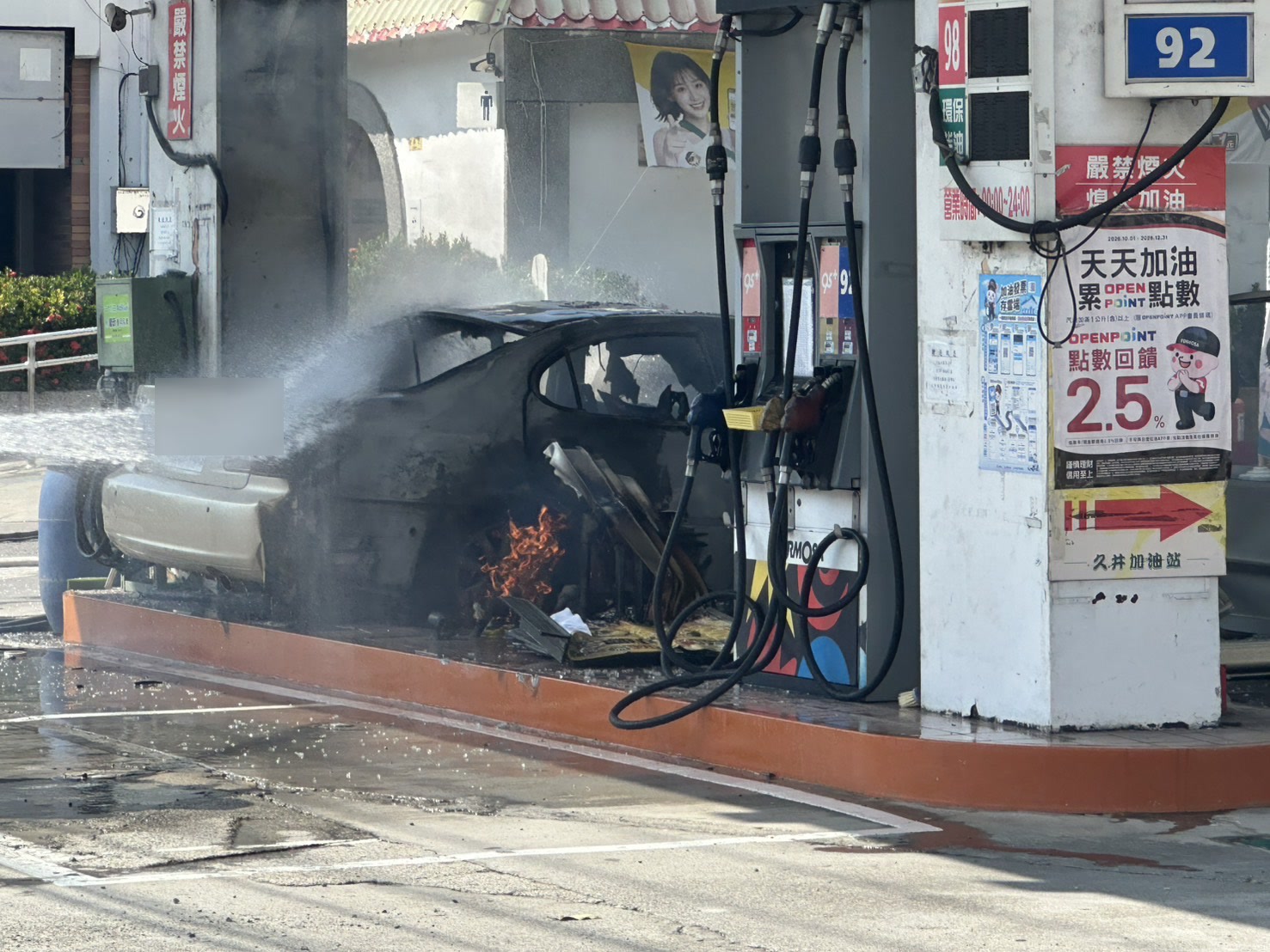 轎車衝撞加油島後起火燃燒