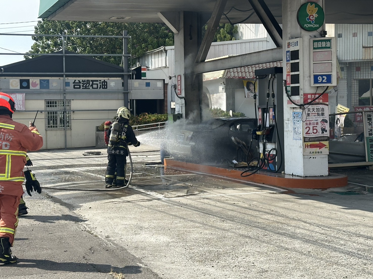 消防員對起火車輛射水灌救