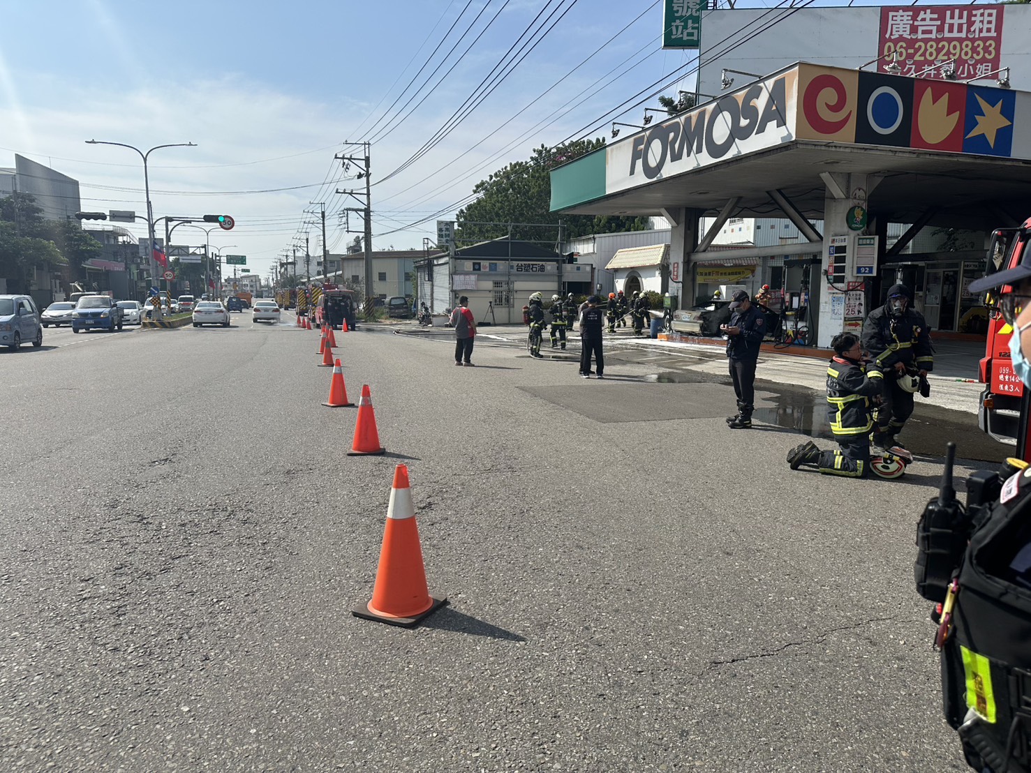 警方於加油站外設置交通錐管制