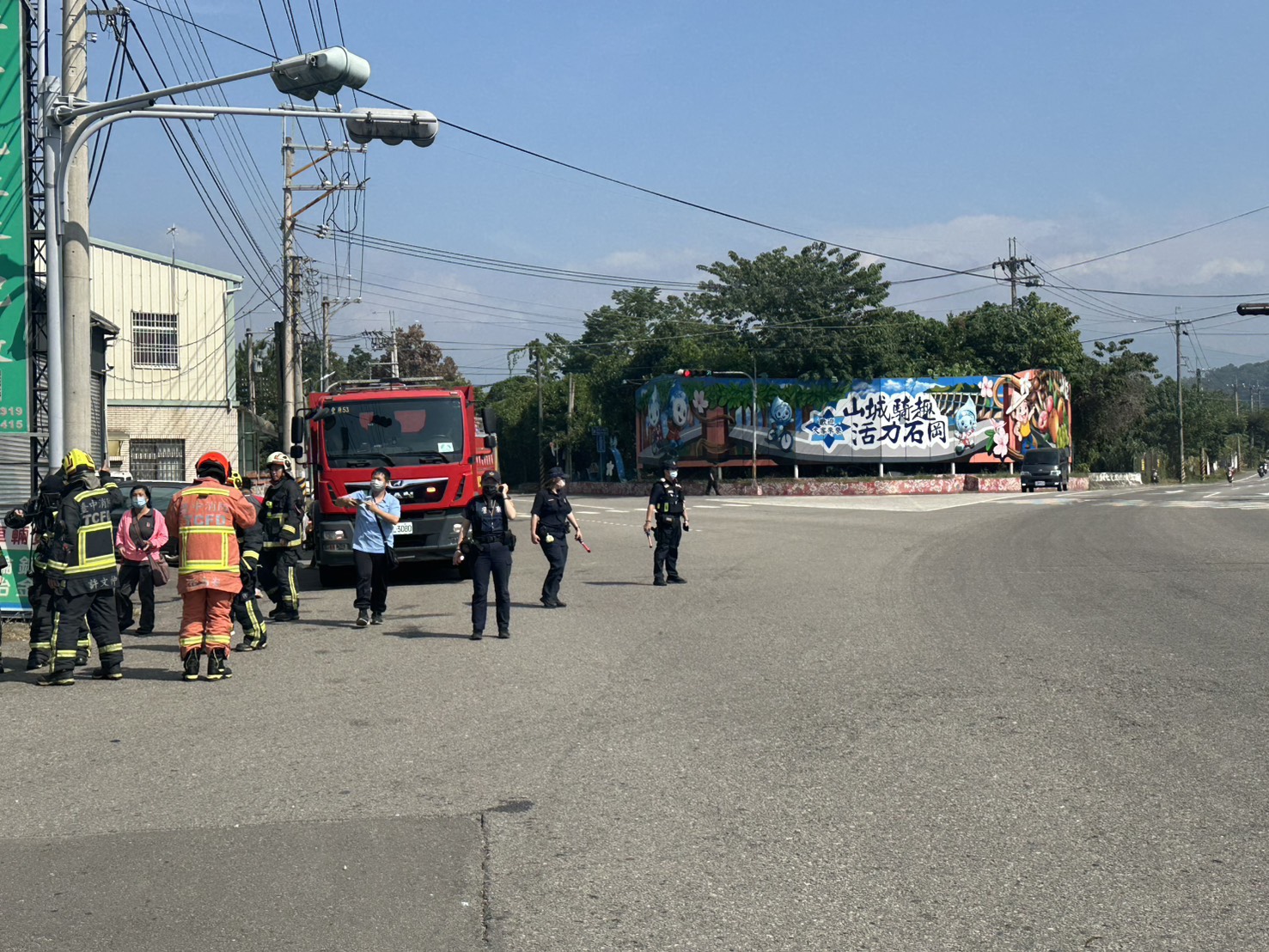 警消人員於石岡明德路口處理事故