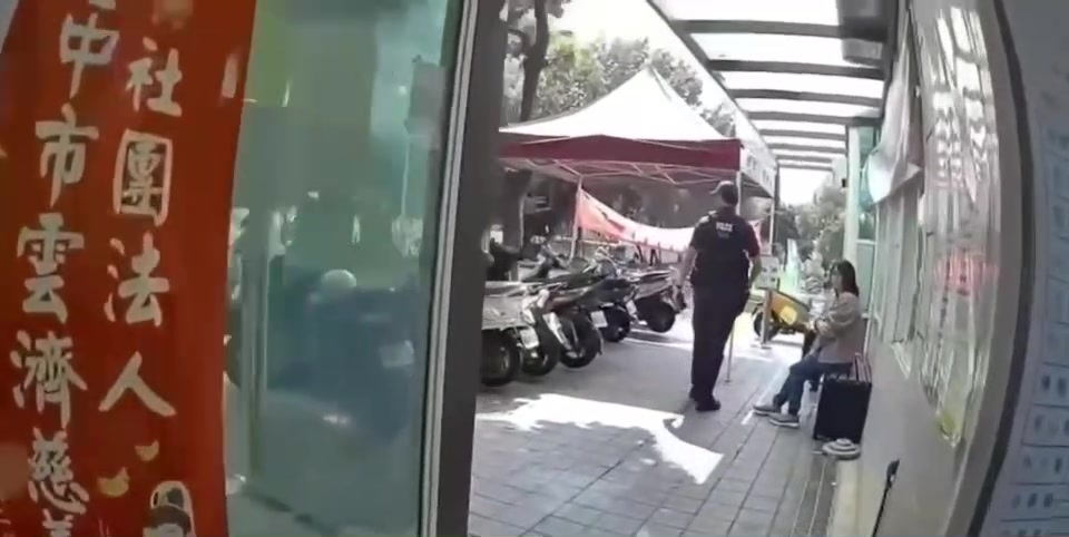 員警陪同婦人前往停車處牽車