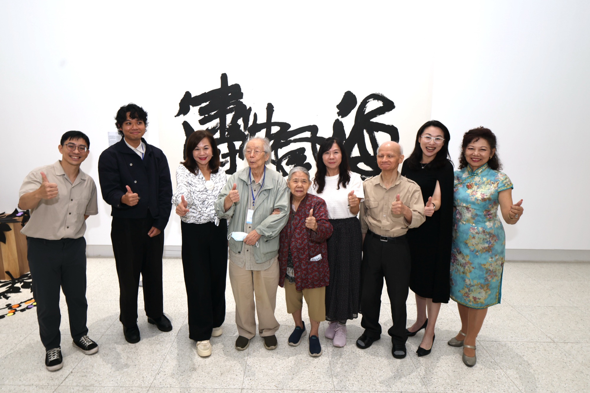 邱佩琳與藝術家於書法作品前合影