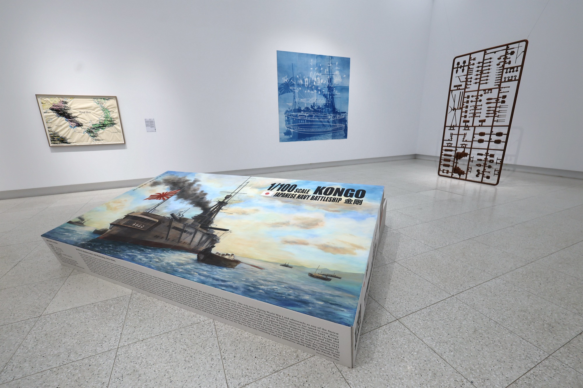 展場中的金剛號戰艦模型盒裝置作品