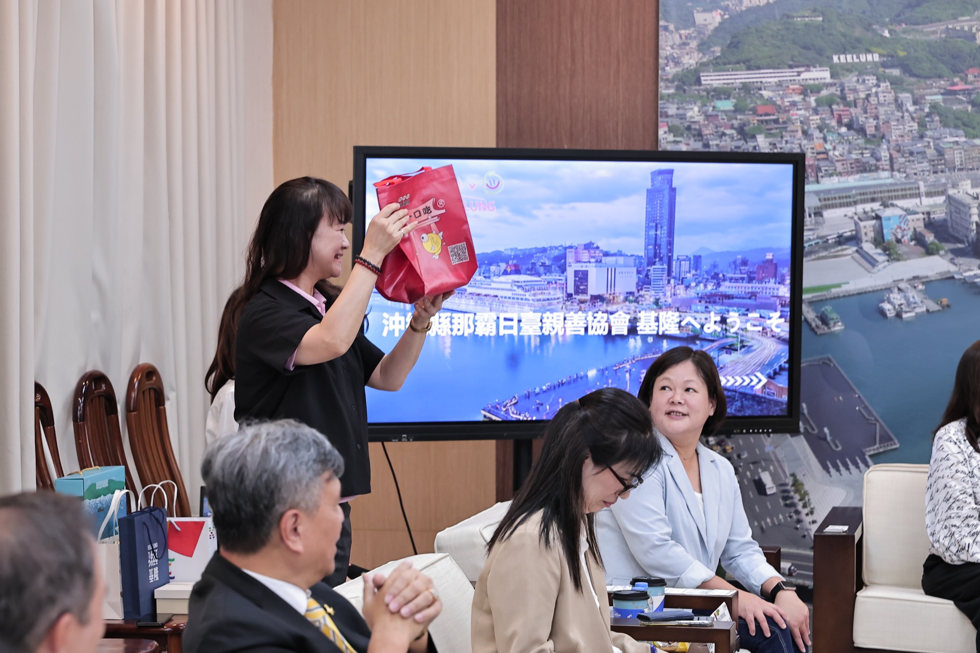 市府人員向訪團介紹基隆