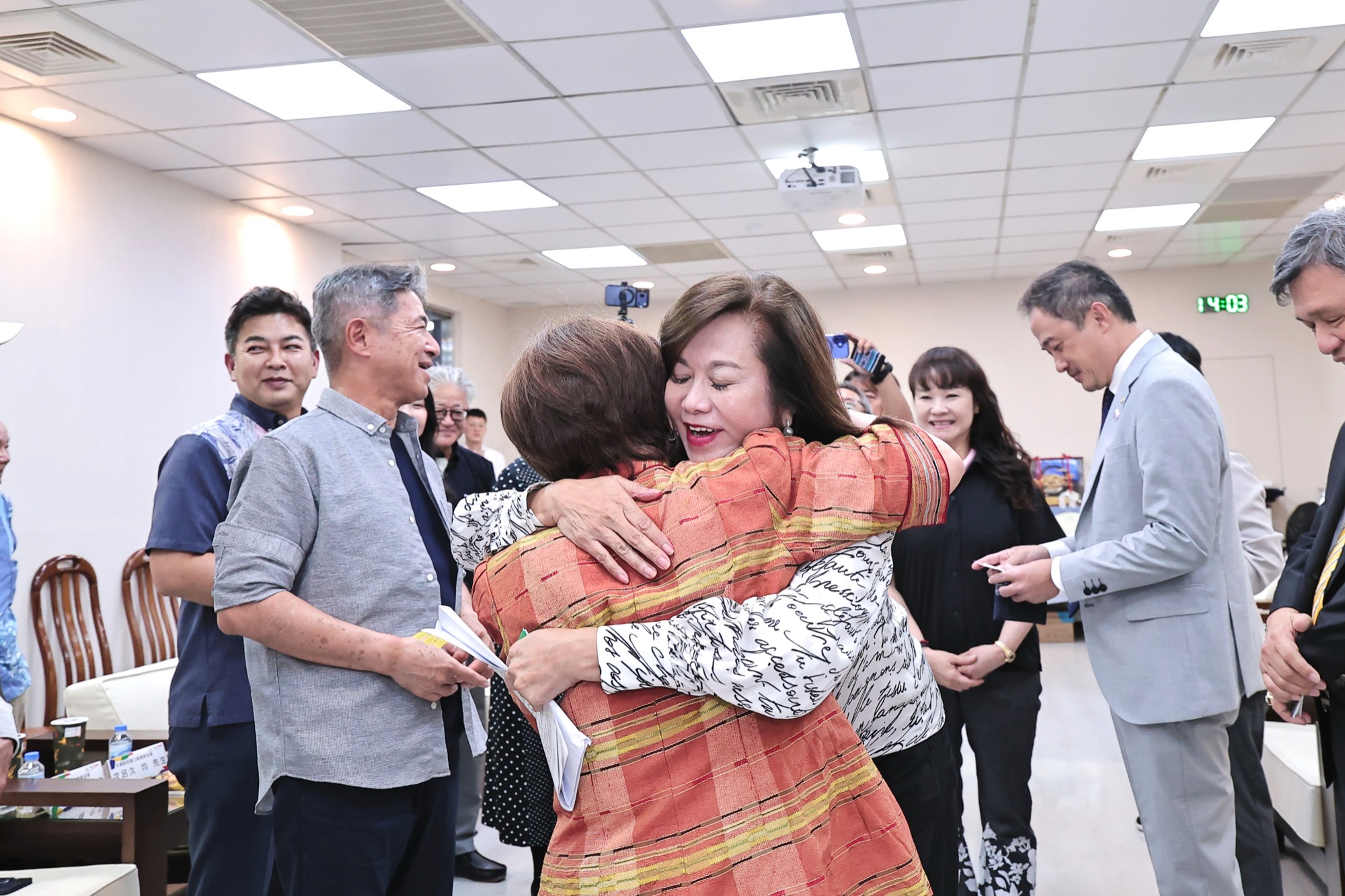 邱佩琳與伊藝會長熱情擁抱