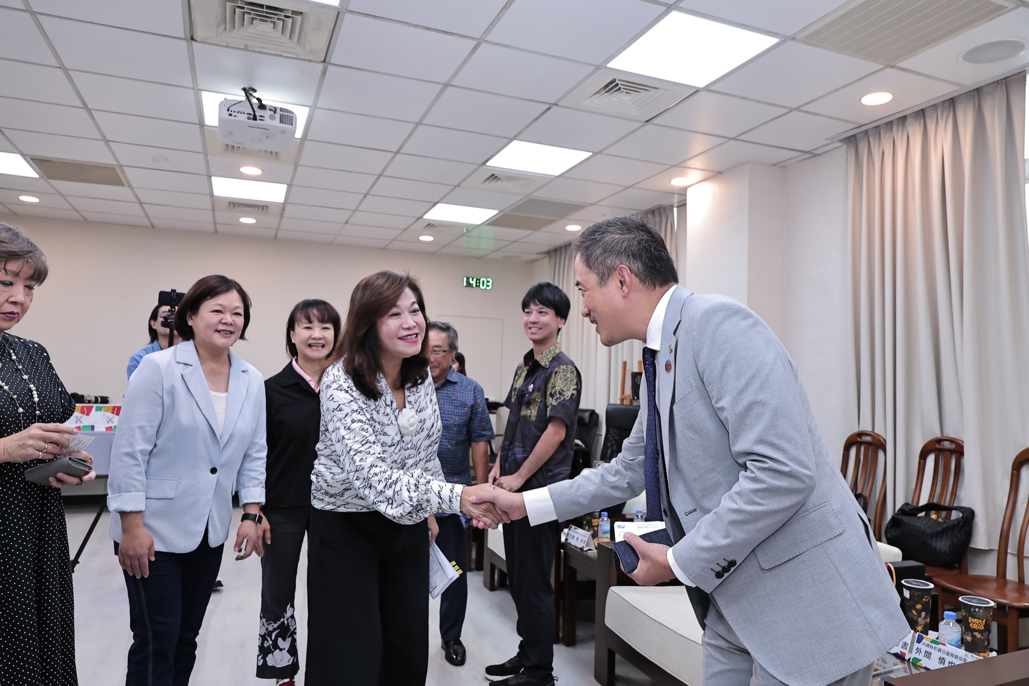 市府與訪團成員握手致意