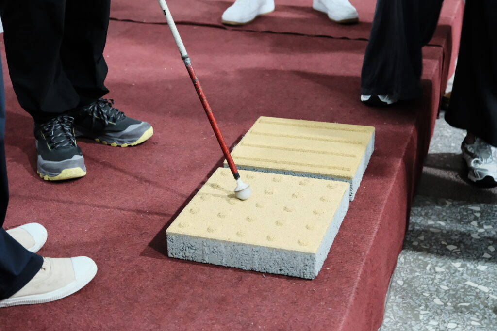 視聽障者路口通勤如迷宮 台灣公益聯盟倡議改採「先對圖再施工」 33 %E5%9C%96%E7%89%87%E4%B8%89%EF%BC%9A%E8%A6%96%E9%9A%9C%E8%80%85%E6%96%BC%E5%BA%A7%E8%AB%87%E6%9C%83%E7%8F%BE%E5%A0%B4%E6%AA%A2%E8%A6%96%E5%B0%8E%E7%9B%B2%E7%A3%9A%E8%A7%B8%E6%84%9F%EF%BC%8C%E5%91%BC%E7%B1%B2%E6%88%B6%E5%A4%96%E6%87%89%E5%84%AA%E5%85%88%E6%8E%A1%E7%94%A8%E9%98%B2%E6%BB%91%E6%9D%90%E8%B3%AA%E3%80%82%EF%BC%88%E5%9C%96%EF%BC%8F%E7%A4%BE