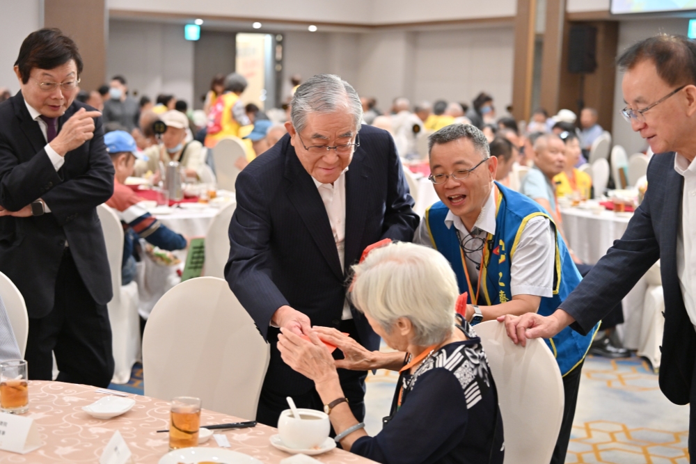 300長者同歡!仁濟院敬老餐會16載 光影留聲機點亮新時光 23 2026101617