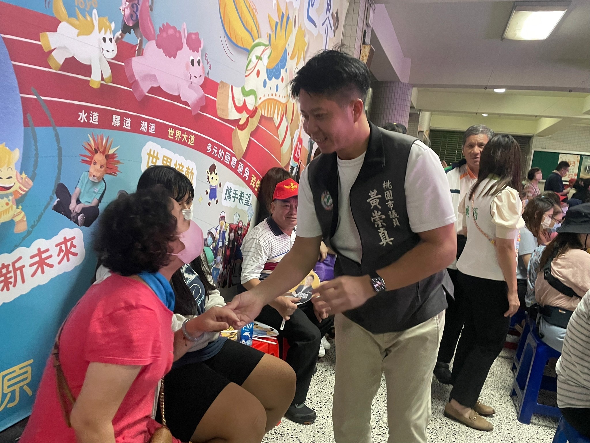 黃崇真重視在地需求，積極參與社區活動，與鄉親面對面交流，爭取社區發展資源。