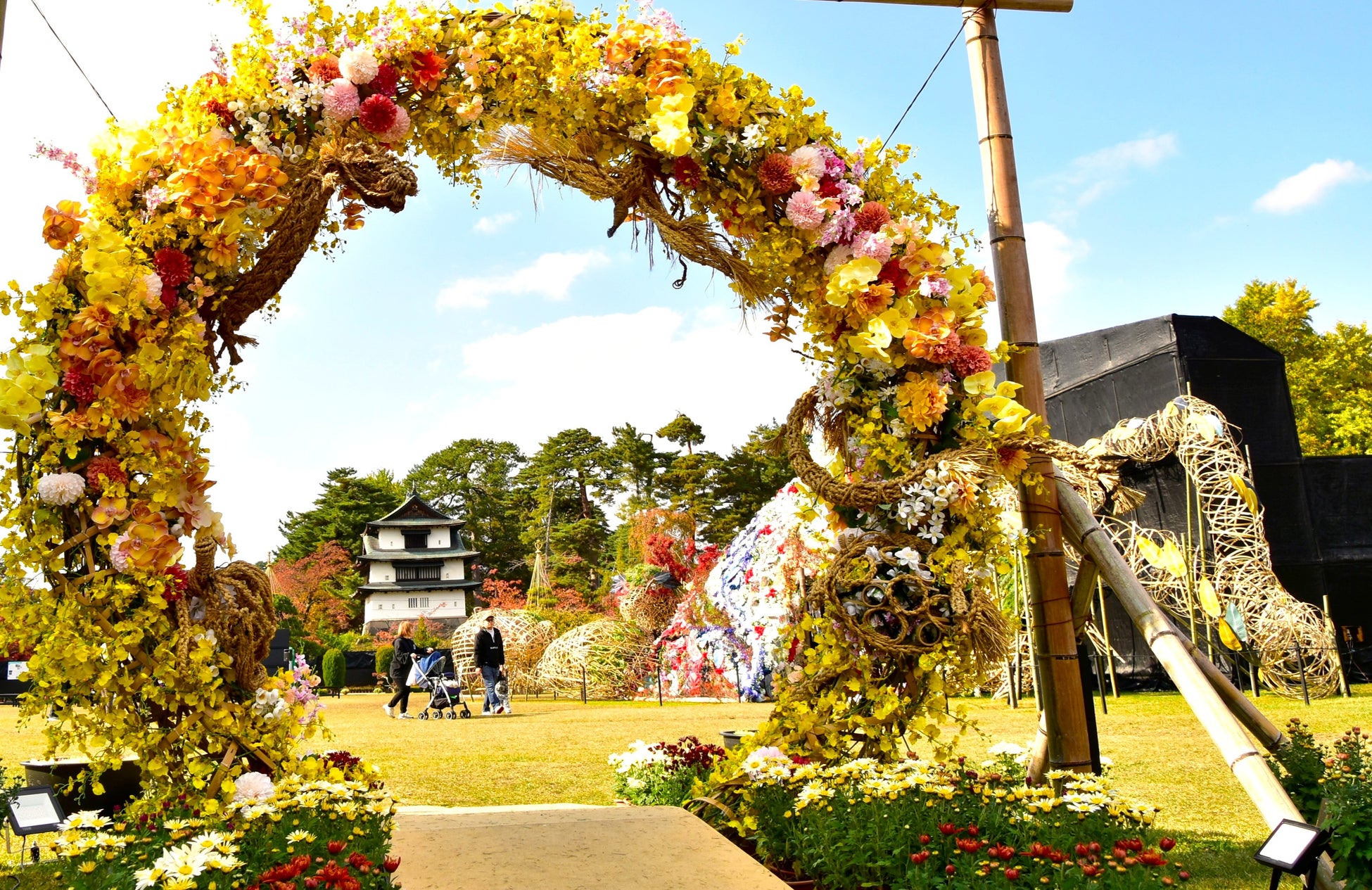 青森「弘前城菊與紅葉祭」10月30日開幕　四神系列花藝「金秋白虎」、夜間竹燈與賞楓遊船