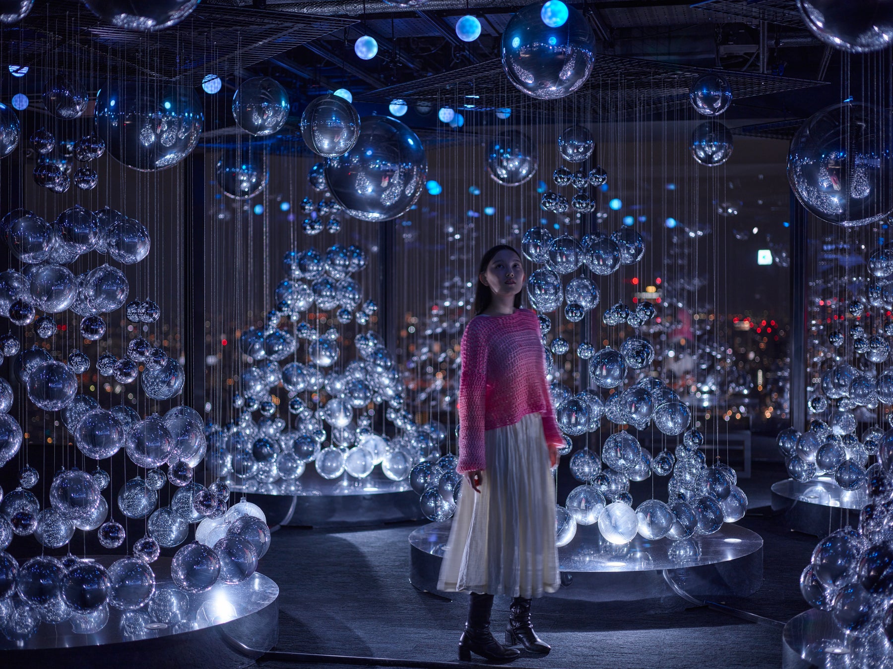 SHIBUYA SKY冬季活動「Sparkling View」11月5日登場 550顆鏡面氣球、頂樓泡泡光樹