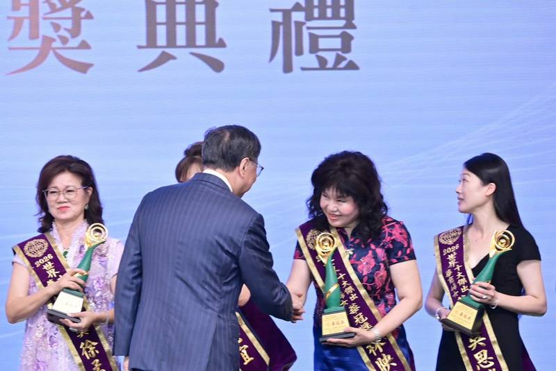 出席世華總會會長交接典禮 卓揆期許女性企業家持續發揮影響力 擔任臺灣與世界經貿的重要橋梁