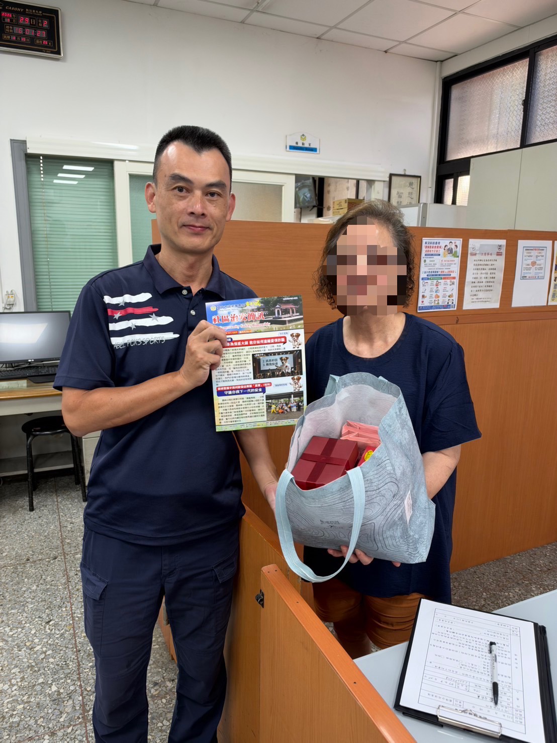 霧峰分局成功派出所員警與婦人合影宣導防詐