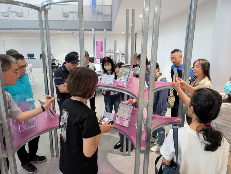 「聊起來」!看見兩大 AI 模型對話 中市圖「感知邊界」數位閱讀特展 帶你走進AI世界