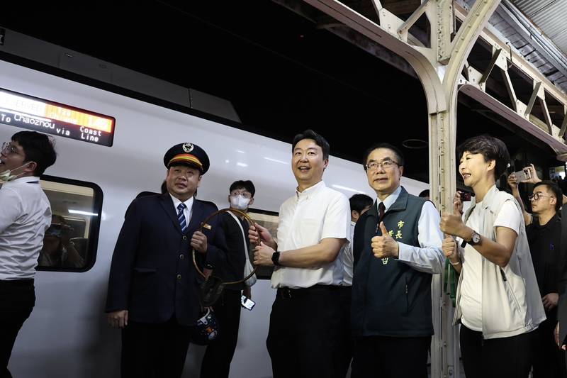 台南鐵路地下化明日通車 黃偉哲晚間現身月台送別末班車
