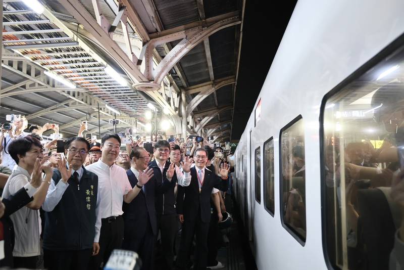 台南鐵路地下化明日通車 黃偉哲晚間現身月台送別末班車