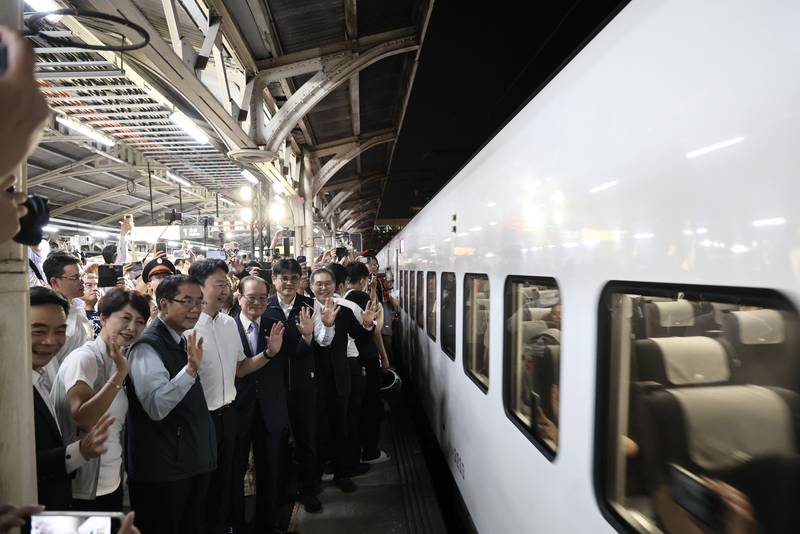 台南鐵路地下化明日通車 黃偉哲晚間現身月台送別末班車