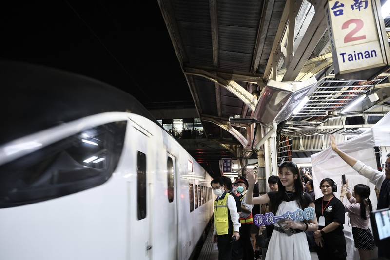 台南鐵路地下化明日通車 黃偉哲晚間現身月台送別末班車