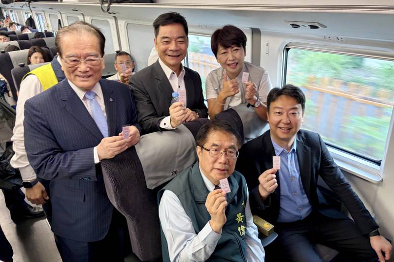 台南鐵路地下化首班車啟程 黃偉哲見證歷史性里程碑