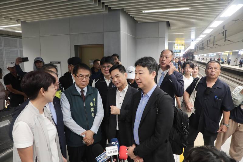 台南鐵路地下化首班車啟程 黃偉哲見證歷史性里程碑