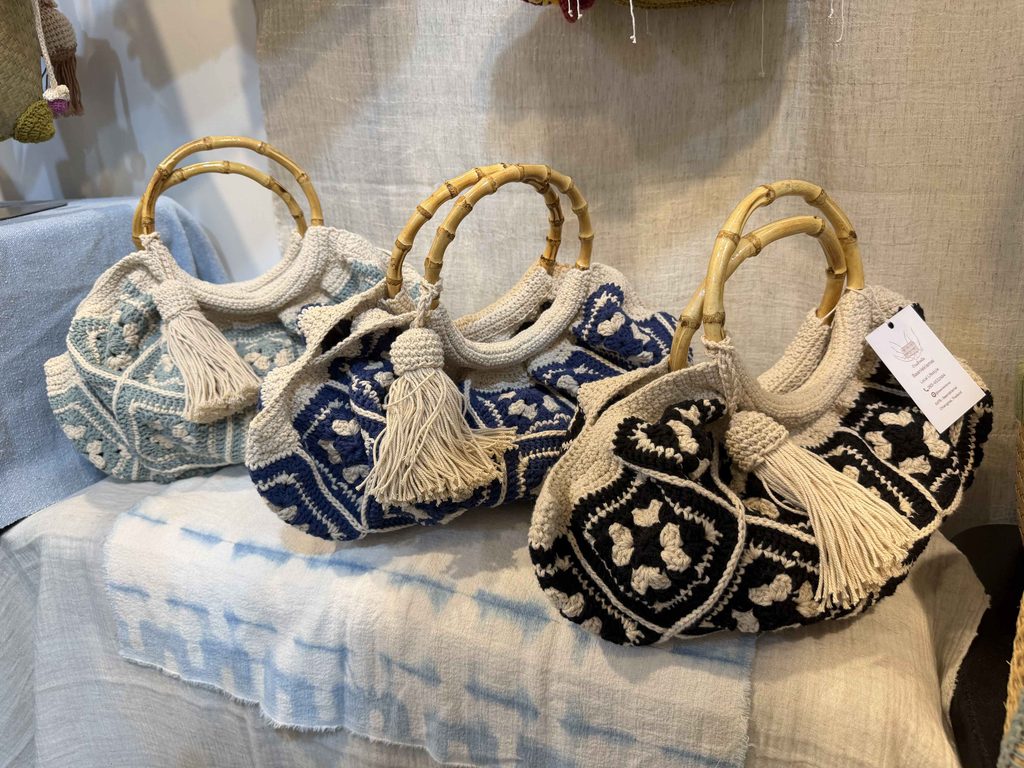 現場展出多元風格的海外職人作品,如泰國品牌的質感編織包款,兼具美感與細節,吸引許多民眾駐足挑選。圖/愛手創提供