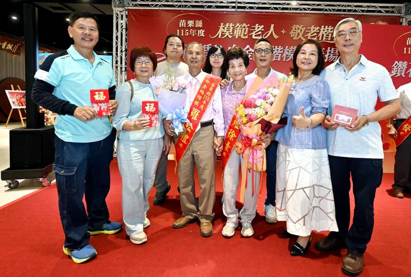 苗栗縣表揚白金婚、鑽石婚及模範老人、敬老楷模     縣長鍾東錦獻唱「掌聲響起」肯定獲獎人對社會的貢獻