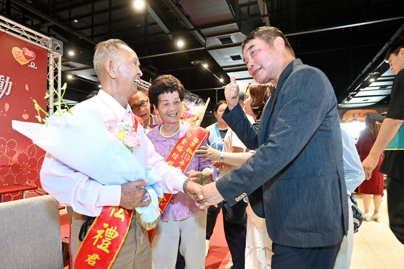 苗栗縣表揚白金婚、鑽石婚及模範老人、敬老楷模     縣長鍾東錦獻唱「掌聲響起」肯定獲獎人對社會的貢獻