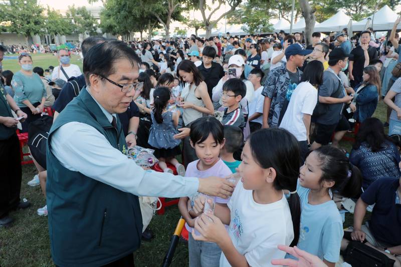 台南熱氣球派對首日湧入逾6.8萬人次 黃偉哲共賞夜間展演