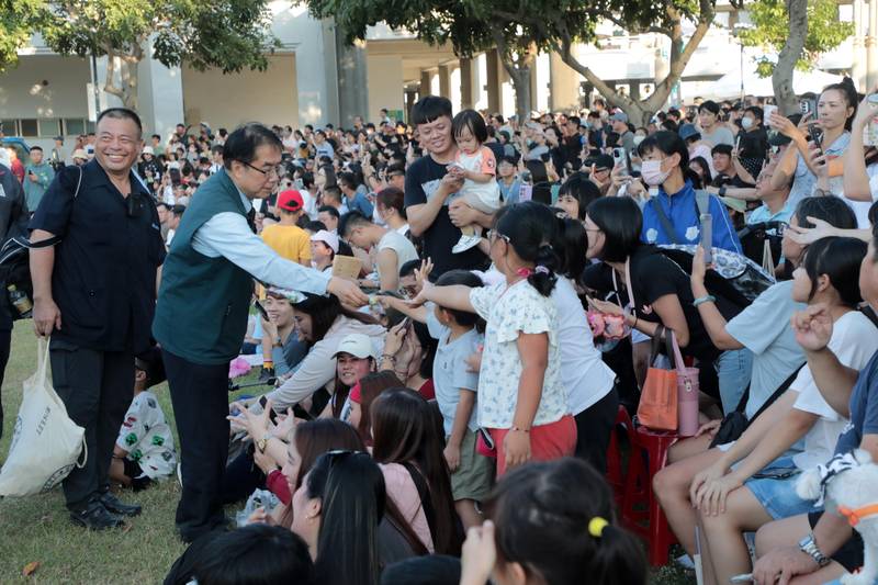 台南熱氣球派對首日湧入逾6.8萬人次 黃偉哲共賞夜間展演