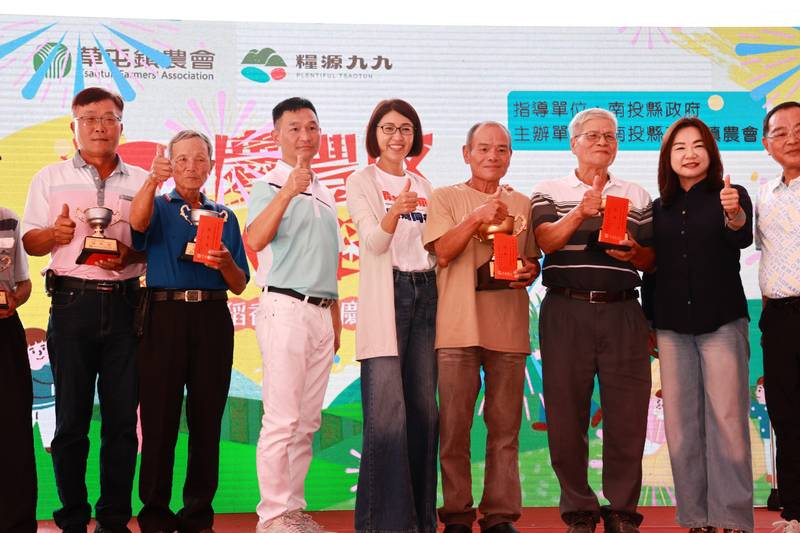 草屯千人割稻飯熱鬧登場 許縣長表揚慶豐收