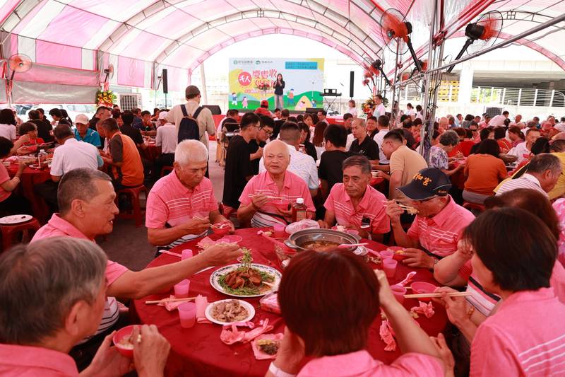 草屯千人割稻飯熱鬧登場 許縣長表揚慶豐收