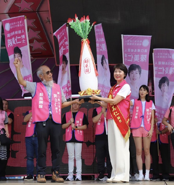 各界致贈「好彩頭」大蘿蔔祝賀