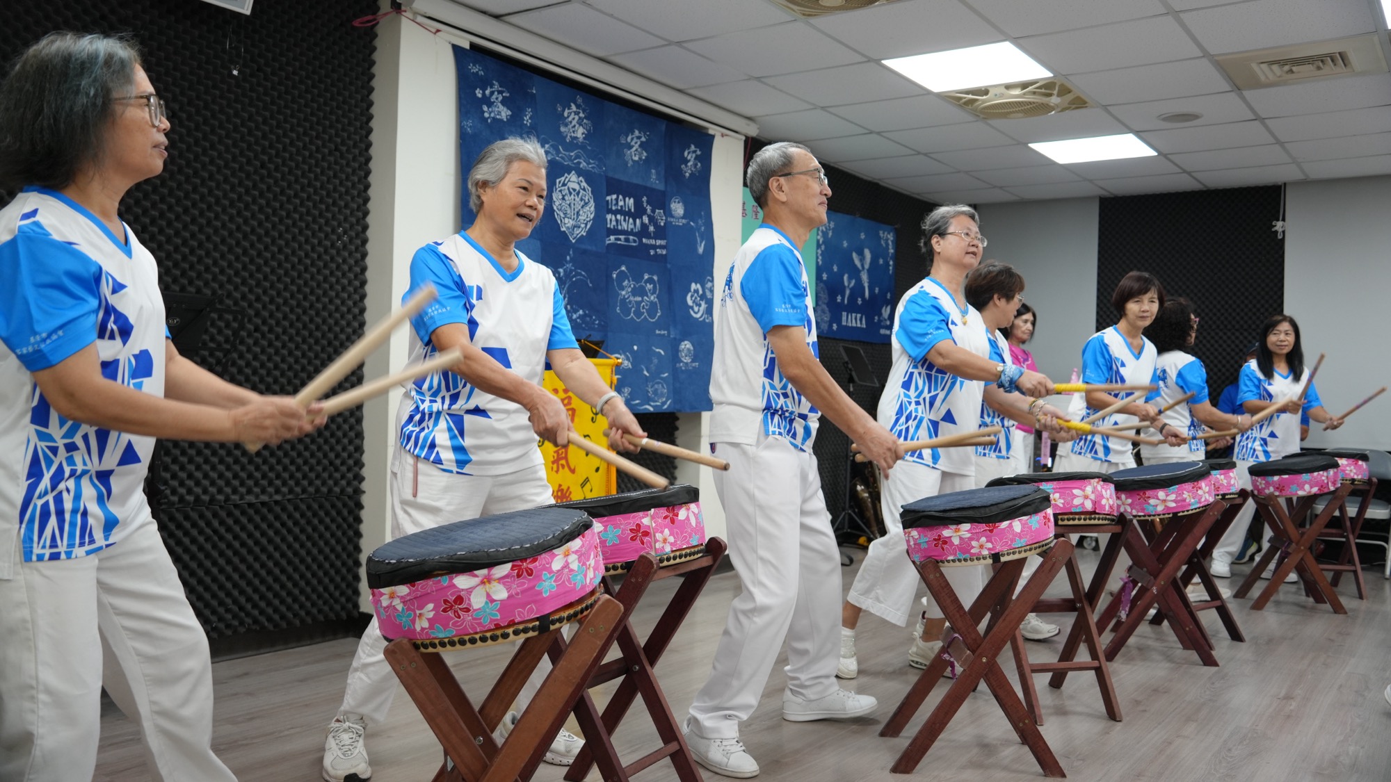 客家長輩擊鼓表演