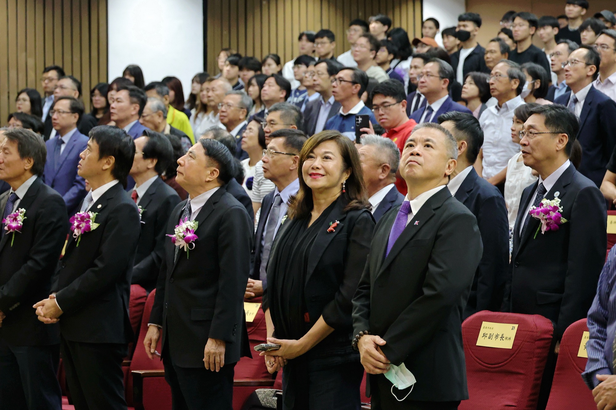 邱佩琳與貴賓出席校慶典禮
