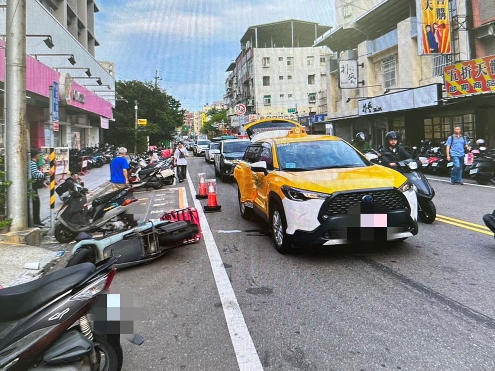 計程車停等紅燈時乘客開門與機車碰撞