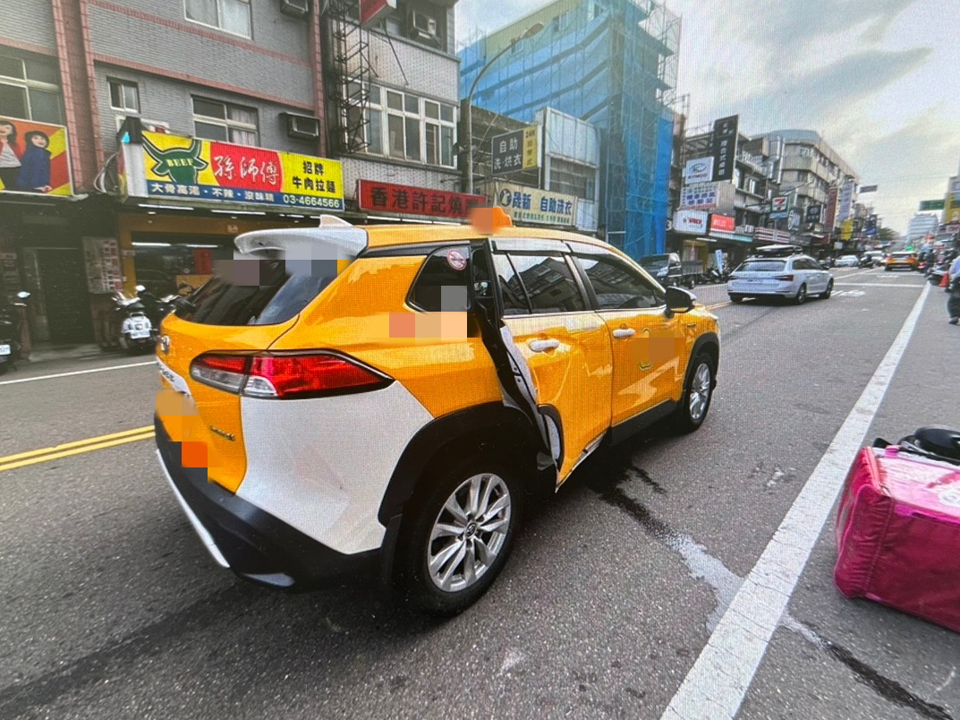 計程車後車門開啟受損