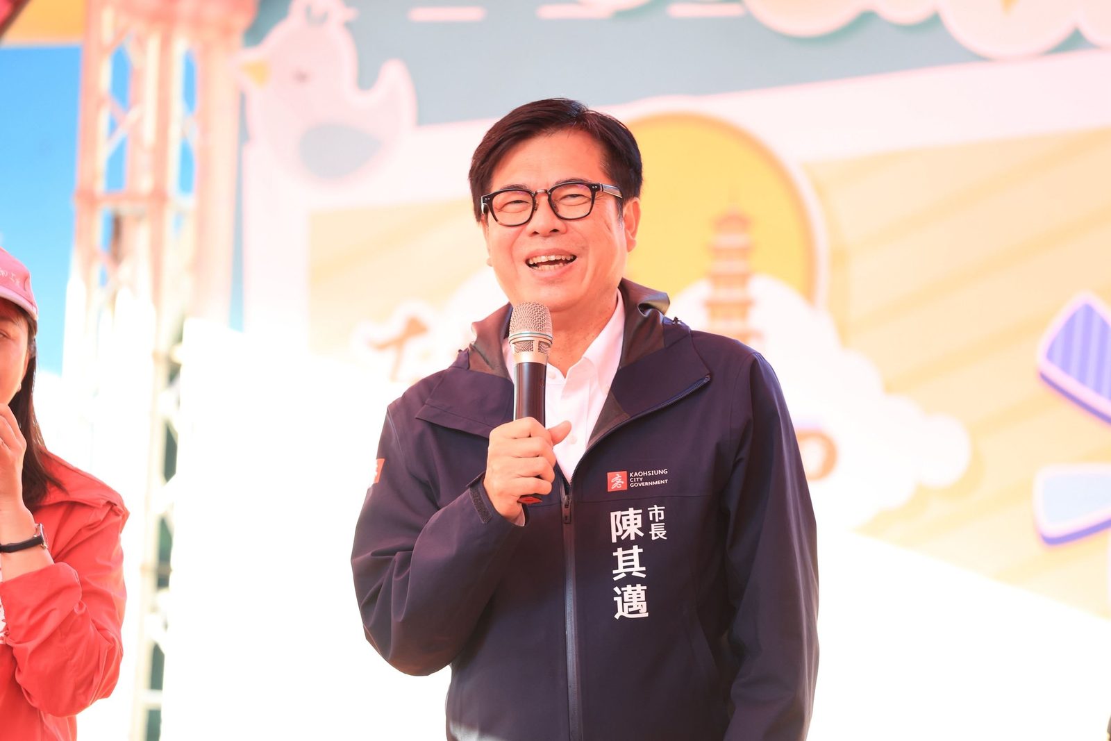 出席重陽敬老聯歡會 陳其邁加碼抽獎 與民眾高歌同樂