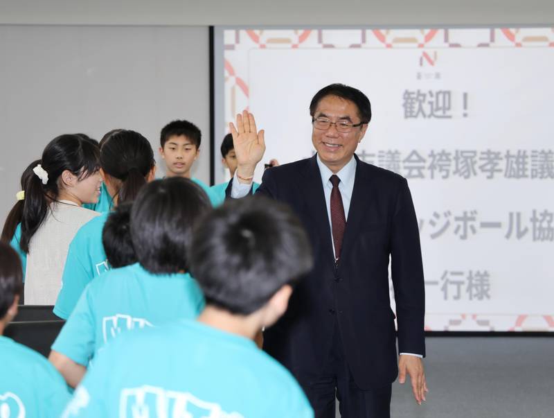 延續深厚情誼 水戶市袴塚孝雄議長率躲避球小球員拜會黃偉哲
