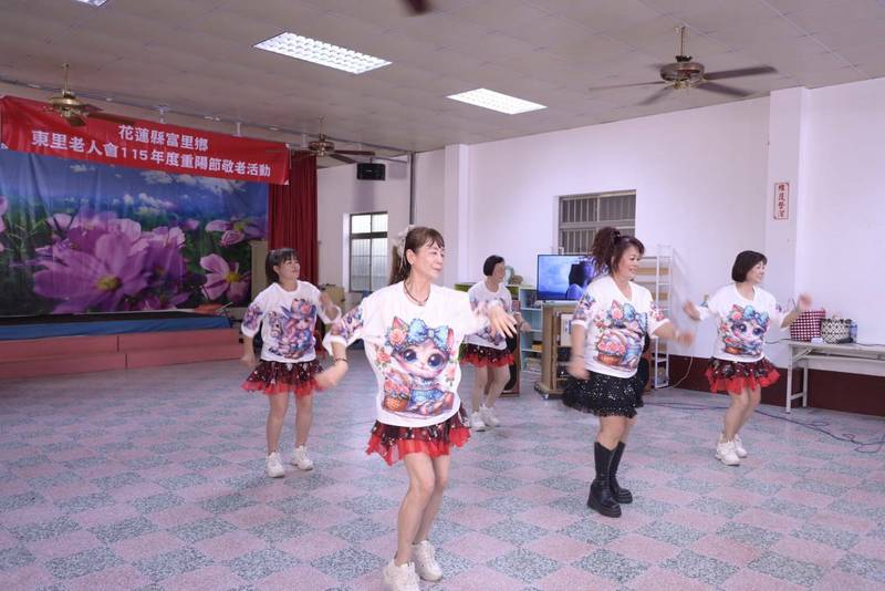 縣長徐榛蔚偕立委傅崐萁走訪富里鄉老人會 推廣新年度銀髮福利政策