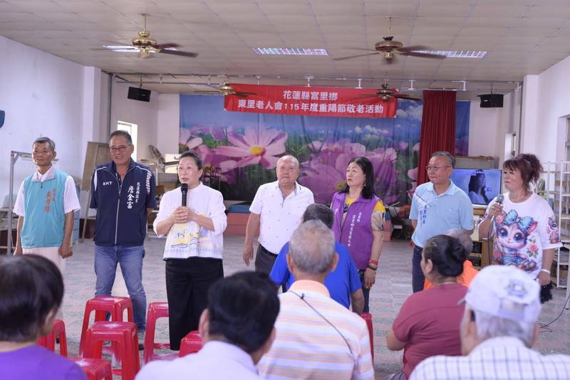 縣長徐榛蔚偕立委傅崐萁走訪富里鄉老人會 推廣新年度銀髮福利政策