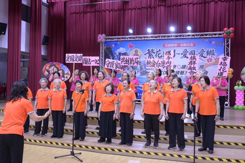 玉里鎮婦女會舉辦首屆縣長盃愛國歌曲觀摩暨OTOP嘉年華 徐榛蔚鼓勵婦女姐妹持續學習、展現自信風采