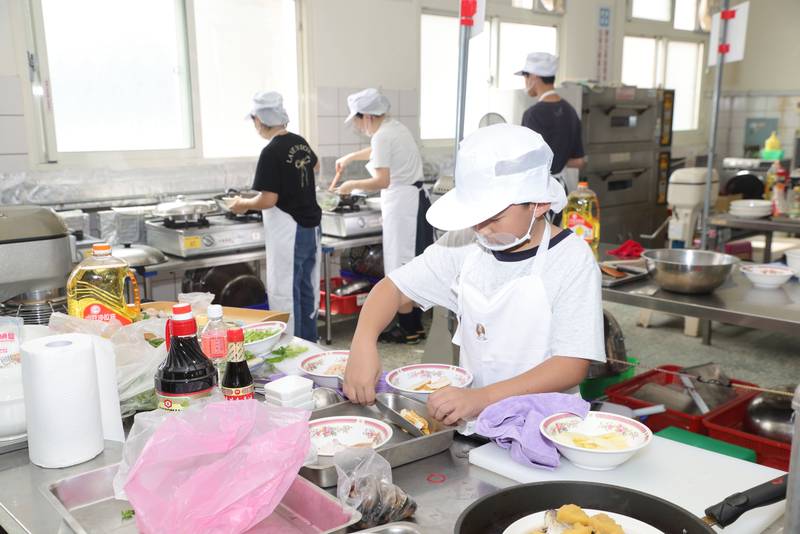 嘉義縣親子廚藝競賽登場,6組家庭端出特色手路菜傳承家鄉味