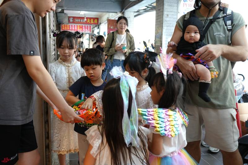 萬聖節變裝嗨玩「快閃遊戲場」,逾百組親子同樂為年度活動畫下句點