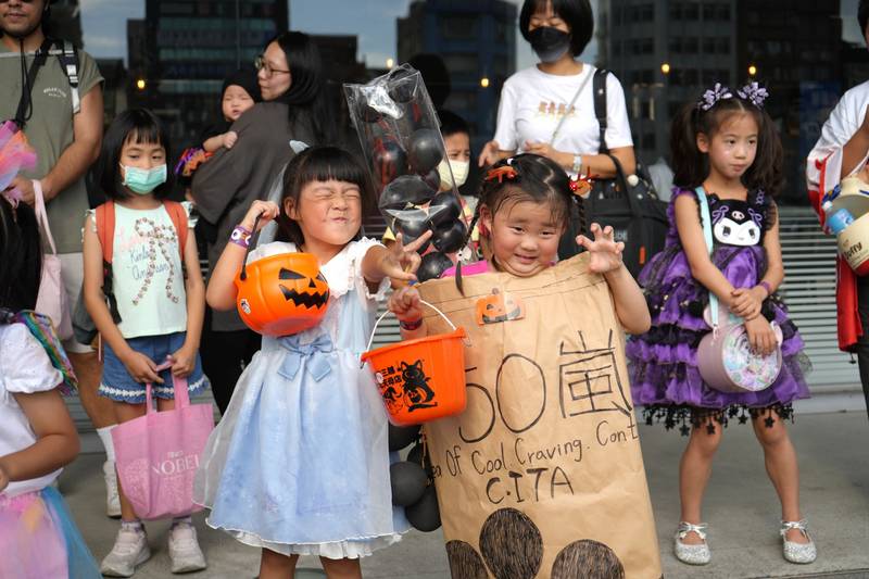 萬聖節變裝嗨玩「快閃遊戲場」,逾百組親子同樂為年度活動畫下句點