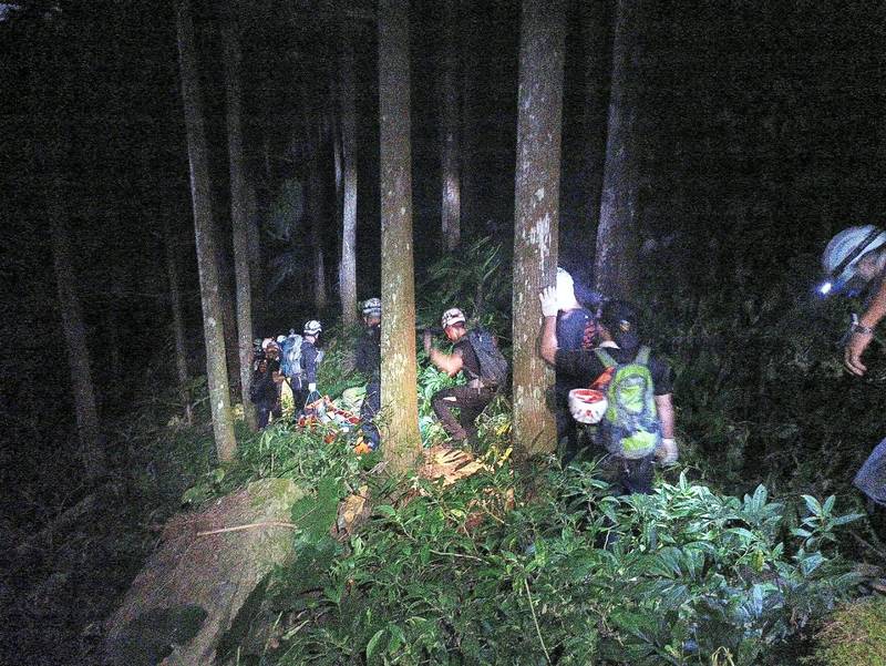 南庄光天高山女山友跌倒骨折　消防3車11人前往救援
