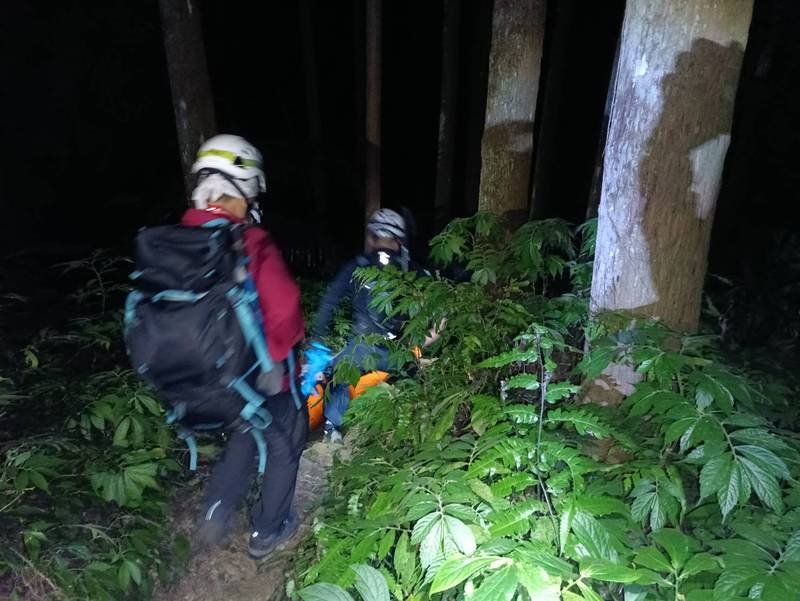 南庄光天高山女山友跌倒骨折　消防3車11人前往救援