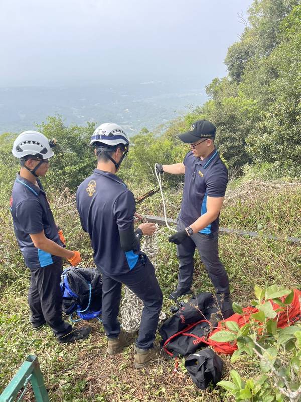 三義挑炭古道山友失足滑落50公尺邊坡 消防繩索救回
