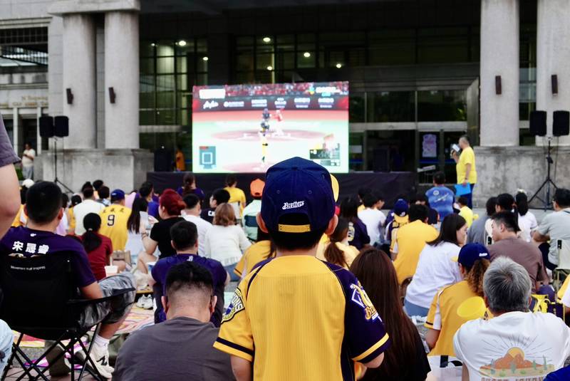 台灣大賽黃潮席捲豐原!逾500名球迷熱情應援 10/20台灣大道市政廣場接力